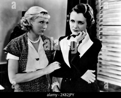 Joyce Compton & Mary Astor Film: Caught By Television; Trapped By Television (1928) Charaktere: Mae Collins & Barbara 'Bobby' Blake Regie: Del Lord 15 June 1936 **WARNUNG** Dieses Foto ist nur für redaktionelle Zwecke bestimmt und unterliegt dem Copyright von COLUMBIA und/oder des Fotografen, der von der Film- oder Produktionsfirma beauftragt wurde und darf nur durch Publikationen im Zusammenhang mit der Bewerbung des oben genannten Films reproduziert werden. Eine obligatorische Gutschrift an COLUMBIA ist erforderlich. Der Fotograf sollte auch bei Bekanntwerden des Fotos gutgeschrieben werden. Ohne schriftliche Genehmigung der Film Company kann keine kommerzielle Nutzung gewährt werden. Stockfoto