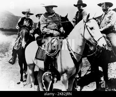 John Wayne Film: Ride Him, Cowboy (USA 1934) Charaktere: John Drury Regie: Fred Allen 27. August 1934 **WARNUNG** Dieses Foto ist nur für redaktionelle Zwecke bestimmt und unterliegt dem Copyright von WARNER BROS. Und/oder des Fotografen, der von der Film- oder Produktionsfirma beauftragt wurde und nur durch Publikationen im Zusammenhang mit der Bewerbung des oben genannten Films reproduziert werden kann. Eine obligatorische Gutschrift an WARNER BROS. Ist erforderlich. Der Fotograf sollte auch bei Bekanntwerden des Fotos gutgeschrieben werden. Ohne schriftliche Genehmigung der Film Company kann keine kommerzielle Nutzung gewährt werden. Stockfoto