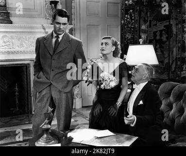 Cary Grant, Doris Nolan & Henry Kolker Film: Holiday; Free To Live (1938) Charaktere: John 'Johnny' Case,Julia Seton & Edward Seton Regie: George Cukor 15 June 1938 **WARNUNG** Dieses Foto ist nur für redaktionelle Zwecke bestimmt und unterliegt dem Copyright von COLUMBIA und/oder des Fotografen, der von der Film- oder Produktionsfirma beauftragt wurde und darf nur von Publikationen im Zusammenhang mit der Bewerbung des oben genannten Films reproduziert werden. Eine obligatorische Gutschrift an COLUMBIA ist erforderlich. Der Fotograf sollte auch bei Bekanntwerden des Fotos gutgeschrieben werden. Ohne schriftliche Genehmigung der Film Company kann keine kommerzielle Nutzung gewährt werden. Stockfoto