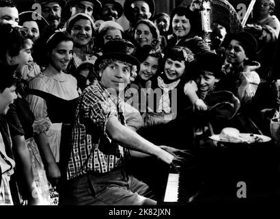 Harpo Marx Film: Eine Nacht an der Oper (1935) Charaktere: Tomasso Regie: Sam Wood 15 November 1935 **WARNUNG** Dieses Foto ist nur für redaktionelle Zwecke bestimmt und unterliegt dem Copyright von MGM und/oder dem Fotografen, der von der Film- oder Produktionsfirma beauftragt wurde, und kann nur durch Publikationen im Zusammenhang mit der Bewerbung des oben genannten Films reproduziert werden. Eine obligatorische Gutschrift an MGM ist erforderlich. Der Fotograf sollte auch bei Bekanntwerden des Fotos gutgeschrieben werden. Ohne schriftliche Genehmigung der Film Company kann keine kommerzielle Nutzung gewährt werden. Stockfoto