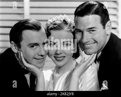 Jack Benny, Ida Lupino & Richard Arlen Film: Artists & Models (1937) Charaktere: Mac Brewster,Paula Sewell aka Paula Monterey & Alan Townsend Regie: Raoul Walsh 04. August 1937 **WARNUNG** Dieses Foto ist nur für redaktionelle Zwecke bestimmt und unterliegt dem Copyright von PARAMOUNT und/oder des Fotografen, der von der Film- oder Produktionsfirma beauftragt wurde und darf nur von Publikationen im Zusammenhang mit der Bewerbung des oben genannten Films reproduziert werden. Eine obligatorische Gutschrift an PARAMOUNT ist erforderlich. Der Fotograf sollte auch bei Bekanntwerden des Fotos gutgeschrieben werden. Ohne schriftliche Genehmigung des F kann keine kommerzielle Nutzung gewährt werden Stockfoto