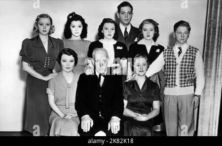 Cecilia Parker, Fay Holden, Ann Rutherford, Lewis Stone, Judy Garland, Don Castle, Lana Turner & Mickey Rooney Film: Love Finds Andy Hardy (1936) Regie: George B. Seitz 22 July 1938 **WARNUNG** Dieses Foto ist nur für redaktionelle Zwecke bestimmt und unterliegt dem Copyright von METRO und/oder dem Fotografen, der von der Film- oder Produktionsfirma beauftragt wurde, und kann nur von Publikationen im Zusammenhang mit der Bewerbung des oben genannten Films reproduziert werden. Eine obligatorische Gutschrift für METRO ist erforderlich. Der Fotograf sollte auch bei Bekanntwerden des Fotos gutgeschrieben werden. Eine kommerzielle Nutzung kann ohne schriftliche Genehmigung des FI nicht gewährt werden Stockfoto