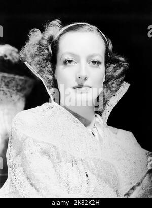 Joan Crawford Film: Forsaking All Others (USA 1934) Charaktere: Mary Clay Regie: W.S. Van Dyke 23 December 1934 **WARNUNG** Dieses Foto ist nur für redaktionelle Zwecke bestimmt und unterliegt dem Copyright von MGM und/oder dem Fotografen, der von der Film- oder Produktionsfirma beauftragt wurde, und kann nur durch Publikationen im Zusammenhang mit der Bewerbung des oben genannten Films reproduziert werden. Eine obligatorische Gutschrift an MGM ist erforderlich. Der Fotograf sollte auch bei Bekanntwerden des Fotos gutgeschrieben werden. Ohne schriftliche Genehmigung der Film Company kann keine kommerzielle Nutzung gewährt werden. Stockfoto