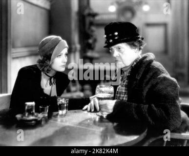 Greta Garbo & Marie Dressler Film: Anna Christie (1928) Charaktere: Anna Christie, Marthy Owens Regie: Clarence Brown 21 February 1930 **WARNUNG** Dieses Foto ist nur für redaktionelle Zwecke bestimmt und unterliegt dem Copyright von MGM und/oder dem Fotografen, der von der Film- oder Produktionsfirma beauftragt wurde, und kann nur von Publikationen im Zusammenhang mit der Bewerbung des oben genannten Films reproduziert werden. Eine obligatorische Gutschrift an MGM ist erforderlich. Der Fotograf sollte auch bei Bekanntwerden des Fotos gutgeschrieben werden. Ohne schriftliche Genehmigung der Film Company kann keine kommerzielle Nutzung gewährt werden. Stockfoto