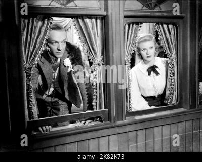 Fred Astaire & Ginger Rogers Film: Die Geschichte von Vernon und Irene Castle (1939) Charaktere: Vernon Castle, Irene Castle geb. Potter 29. März 1939 **WARNUNG** Dieses Foto ist nur für redaktionelle Zwecke bestimmt und unterliegt dem Copyright von RKO RADIOS und/oder des Fotografen, der von der Film- oder Produktionsfirma beauftragt wurde und darf nur von Publikationen im Zusammenhang mit der Bewerbung des oben genannten Films reproduziert werden. Eine obligatorische Gutschrift für RKO-RADIOS ist erforderlich. Der Fotograf sollte auch bei Bekanntwerden des Fotos gutgeschrieben werden. Ohne schriftliche Genehmigung von t kann keine kommerzielle Nutzung gewährt werden Stockfoto