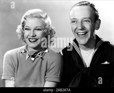 Ginger Rogers & Fred Astaire Film: Follow The Fleet (1936) Charaktere: Sherry Martin, Bake Baker Regie: Mark Sandrich 20 February 1936 **WARNUNG** Dieses Foto ist nur für den redaktionellen Gebrauch bestimmt und unterliegt dem Copyright von RKO und/oder des Fotografen, der von der Film- oder Produktionsfirma beauftragt wurde, und kann nur durch Publikationen im Zusammenhang mit der Bewerbung des oben genannten Films reproduziert werden. Eine obligatorische Gutschrift an RKO ist erforderlich. Der Fotograf sollte auch bei Bekanntwerden des Fotos gutgeschrieben werden. Ohne schriftliche Genehmigung der Film Company kann keine kommerzielle Nutzung gewährt werden. Stockfoto