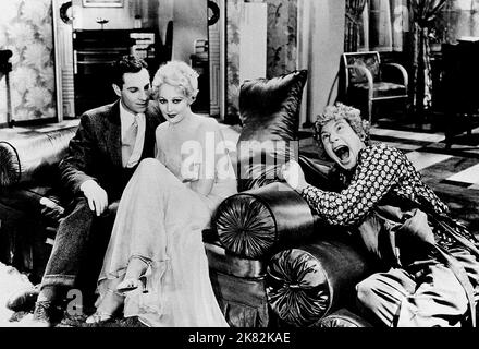 Zeppo Marx, Thelma Todd & Harpo Marx Film: Horse Feathers (1932) Charaktere: Frank Wagstaff,Connie Bailey & Pinky Regie: Norman z. McLeod 10 August 1932 **WARNUNG** Dieses Foto ist nur für den redaktionellen Gebrauch bestimmt und unterliegt dem Copyright von PARAMOUNT und/oder des Fotografen, der von der Film- oder Produktionsfirma beauftragt wurde und darf nur von Publikationen im Zusammenhang mit der Bewerbung des oben genannten Films reproduziert werden. Eine obligatorische Gutschrift an PARAMOUNT ist erforderlich. Der Fotograf sollte auch bei Bekanntwerden des Fotos gutgeschrieben werden. Ohne schriftliche Genehmigung der Film Company kann keine kommerzielle Nutzung gewährt werden. Stockfoto