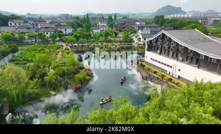 (221020) -- PEKING, 20. Oktober 2022 (Xinhua) -- Dieses Luftbild zeigt Arbeiter, die Routinereinigungen entlang eines Flusses im Dorf Dongheng des Bezirks Deqing in der Stadt Huzhou, ostchinesische Provinz Zhejiang, am 12. April 2022 durchführen. (Foto von Wang Zheng/Xinhua) Stockfoto