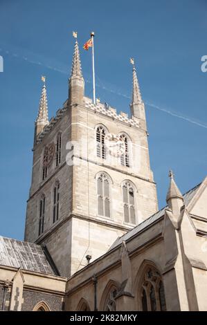 Uhrenturm, Southwark Cathedral, Southwark, London, Großbritannien - Southwark kann als Erweiterung der City of London angesehen werden, mit vielen sehr alten Gebäuden. Stockfoto