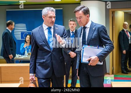 Brüssel, Belgien. 20. Oktober 2022. 2022-10-20 15:29:44 BRÜSSEL - Ministerpräsident der Niederlande Mark Rutte im Gespräch mit Bundeskanzler Karl Nehammer während eines europäischen Gipfels. Der Europäische Rat erörterte unter anderem die Ukraine, Energie, wirtschaftliche Fragen und Außenbeziehungen. ANP JONAS ROOSENS netherlands Out - belgium Out Credit: ANP/Alamy Live News Stockfoto