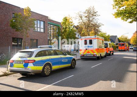 Hamburg, Deutschland. 20. Oktober 2022. 20. Oktober 2022, Hamburg: Krankenwagen und ein Streifenwagen stehen vor einem Kindergarten. Die Feuerwehr wurde in den Kindergarten in Hamburg-Schnelsen gerufen, weil sich mehrere Kinder erbrechen. Ein Sprecher des Unternehmens, zu dem die Kindertagesstätte gehört, sagte, dass es noch nicht klar sei, ob Norovirus die Ursache sei, aber dass es vermutet wurde. Die Kinder wurden mit dem Krankenwagen in Krankenhäuser gebracht. Foto: Jonas Walzberg/dpa Quelle: dpa picture Alliance/Alamy Live News Stockfoto