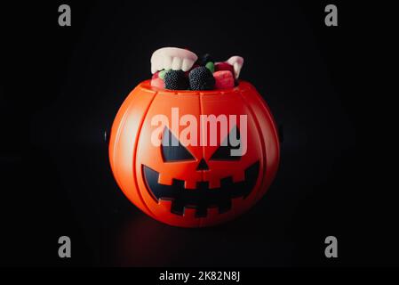 Kürbis gefüllt mit Leckereien für die Halloween-Nacht Stockfoto