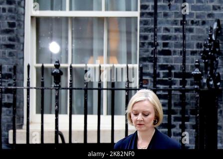 London, Großbritannien. 20. Oktober 2022. (221020) -- LONDON, 20. Oktober 2022 (Xinhua) -- die britische Premierministerin Liz Truss gibt vor der Downing Street 10 in London, Großbritannien, am 20. Oktober 2022 eine Erklärung ab. Truss trat am Donnerstag nach nur etwas mehr als sechs Wochen im Amt zurück und wurde damit zum kürzesten Premierminister in der Geschichte des Landes. (Xinhua/Li Ying) Quelle: Xinhua/Alamy Live News Stockfoto