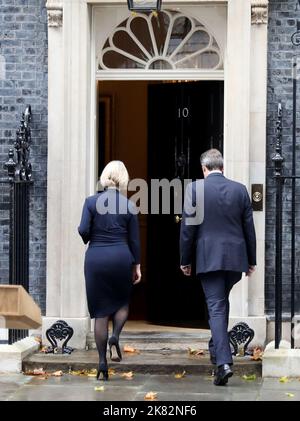 London, Großbritannien. 20. Oktober 2022. (221020) -- LONDON, 20. Oktober 2022 (Xinhua) -- die britische Premierministerin Liz Truss (L) verlässt das Land, nachdem sie eine Erklärung vor der Downing Street 10 in London, Großbritannien, am 20. Oktober 2022 abgegeben hat. Truss trat am Donnerstag nach nur etwas mehr als sechs Wochen im Amt zurück und wurde damit zum kürzesten Premierminister in der Geschichte des Landes. (Xinhua/Li Ying) Quelle: Xinhua/Alamy Live News Stockfoto
