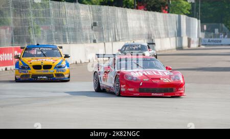 DETROIT, MI/USA - 31. MAI 2013: GRAND-AM Rolex Sports Car Series, GT-Klasse, Grand Prix, Belle Isle. Corvette (Marsh Racing) führt BMW M3 an. Stockfoto