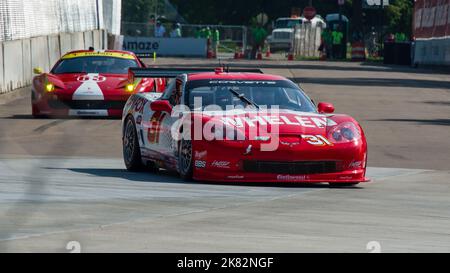 DETROIT, MI/USA - 31. MAI 2013: GRAND-AM Rolex Sports Car Series, GT-Klasse, Grand Prix, Belle Isle. Corvette (Marsh Racing Team) führt Ferrari 458 an. Stockfoto