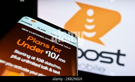 Mobiltelefon mit Webseite des US-Telekommunikationsunternehmens Boost Mobile auf dem Bildschirm vor dem Unternehmenslogo. Konzentrieren Sie sich auf die obere linke Seite des Telefondisplays. Stockfoto