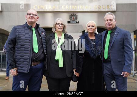 Die Familie von Harry Dunn (von links nach rechts) Vater Tim Dunn, Stiefmutter Tracey Dunn, Mutter Charlotte Charles und Stiefvater Bruce Charles posieren vor dem Old Bailey in London, nachdem die US-Bürgerin Anne Sacoolas sich über einen Videolink aus den Vereinigten Staaten schuldig bekannt hatte, Harry Dunns Tod durch gefährliches Fahren verursacht zu haben. Der 45-Jährige wird wegen des Todes des 19-jährigen Motorradfahrers nach einer Kollision vor einem US-Militärstützpunkt in Northamptonshire im August 2019 angeklagt. Bilddatum: Donnerstag, 20. Oktober 2022. Stockfoto