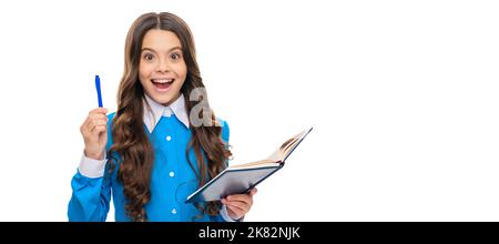 Neue Idee und neue Lösung generieren. Inspirierter Kinderhalter angehoben. Porträt einer Schülerin, Studio-Banner-Header. Schulkindgesicht, Copyspace Stockfoto