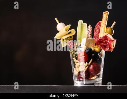 Jarcuterie in einem Glas, die moderne Version der Wurstwaren. Enthält verschiedene Arten von Wurst, Gurken und Käse Stockfoto