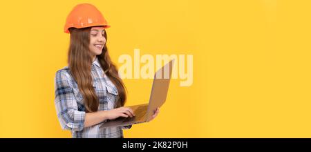 Überprüfen Sie die E-Mail. Happy Labor Day. Zukünftige Karriere. Teen Mädchen im Helm Laptop verwenden. Kinderbaumeister im horizontalen Poster-Design des Helms. Banner-Kopfzeile Stockfoto