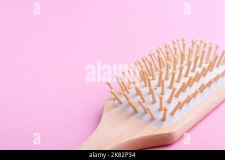 Massieren Sie den Kamm, um das Haarwachstum zu stimulieren. Kamm auf isoliertem Hintergrund. Stockfoto