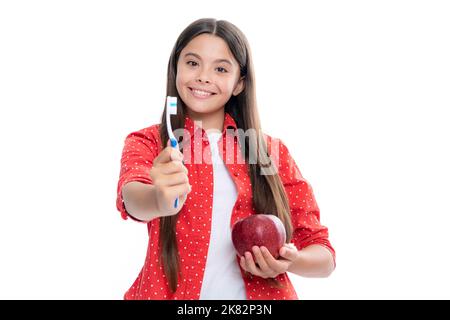 Apfelvitamine für gesunde Zähne. Porträt von glücklich lächelnd Teenager-Kind Mädchen. Stockfoto