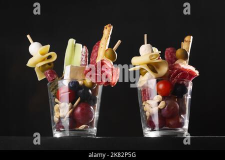 Jarcuterie in den Gläsern, die moderne Version der Wurstwaren. Enthält verschiedene Arten von Wurst, Gurken und Käse, manchmal Gemüse oder Obst Stockfoto