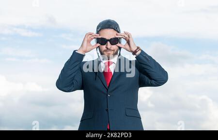 Mann im Anzug und Pilotenhut machen Sie sich bereit Stockfoto