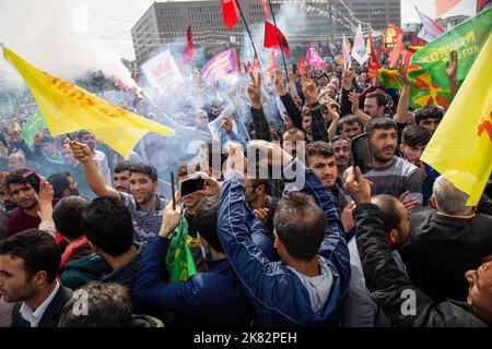 21. März 2018, Istanbul, Türkei: Menschen singen Slogans und halten Rauchfackeln während der Feier des Frühlingsbeginns für die kurdische Gemeinde. Newroz wird jedes Jahr am 21. März in der Türkei gefeiert. Newroz ist das kurdische Fest von Nowruz; das Eintreffen von Frühling und Neujahr in der kurdischen Kultur. Die Feier in Istanbul wird von Tausenden von Menschen besucht, die diesjährige Feier wurde auf dem Bakirkoy-Platz unter dem Motto "Newroz ist Widerstand, es ist der Frühling der Menschen gegen den Faschismus" abgehalten (Foto: © Bilal Seckin/SOPA Images via ZUMA Press Wire) Stockfoto