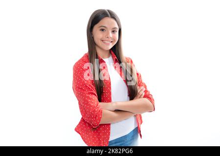 Porträt eines jungen Teenagers, das mit gekreuzten Armen vor weißem Hintergrund mit Kopierfläche steht. Stockfoto