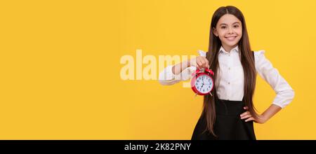 Letzte Chance. Pünktliche Teenager-Mädchen Überprüfung der Zeit. Fröhliches Kind mit Wecker. Teenager-Kind mit Wecker, horizontales Poster. Banner-Kopfzeile Stockfoto