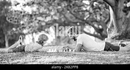 Elternschaft und Kindheit. Schachmatt. Zeit zusammen verbringen. Strategisch und taktisch Stockfoto