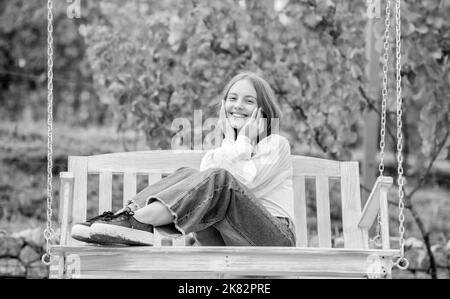 Entspannung im Park. Sommerliche Aktivität. Positive Emotionen. Nettes Kind auf Schaukel. Kind im Freien schwingen. Stockfoto