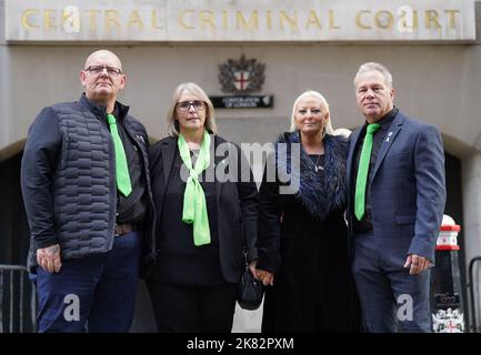 Die Familie von Harry Dunn (von links nach rechts) Vater Tim Dunn, Stiefmutter Tracey Dunn, Mutter Charlotte Charles und Stiefvater Bruce Charles posieren vor dem Old Bailey in London, nachdem die US-Bürgerin Anne Sacoolas sich über einen Videolink aus den Vereinigten Staaten schuldig bekannt hatte, Harry Dunns Tod durch gefährliches Fahren verursacht zu haben. Der 45-Jährige wird wegen des Todes des 19-jährigen Motorradfahrers nach einer Kollision vor einem US-Militärstützpunkt in Northamptonshire im August 2019 angeklagt. Bilddatum: Donnerstag, 20. Oktober 2022. Stockfoto