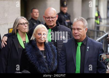 Die Familie von Harry Dunn (von links nach rechts), Stiefmutter Tracey Dunn, Mutter Charlotte Charles, Vater Tim Dunn und Stiefvater Bruce Charles vor dem Old Bailey in London, nachdem die US-Bürgerin Anne Sacoolas sich schuldig bekannte, Harry Dunns Tod durch gefährliches Fahren zu verursachen. Der 45-Jährige wird wegen des Todes des 19-jährigen Motorradfahrers nach einer Kollision vor einem US-Militärstützpunkt in Northamptonshire im August 2019 angeklagt. Bilddatum: Donnerstag, 20. Oktober 2022. Stockfoto