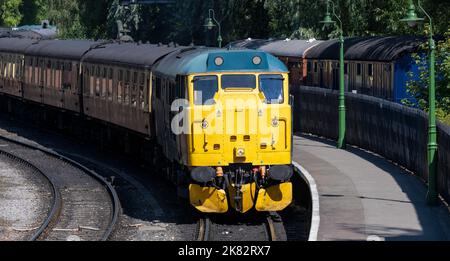 Die britische Eisenbahnklasse 31 No. 31128 Charybdis - Diesellokomotive - kommt am Bahnhof Pickering auf der North Yorkshire Moors Railway an, Stockfoto