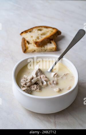 Kutteln, Gehirnsuppe, Iskembe corbasi, traditionelle türkische Kater-Kur in einem lokalen Restaurant. Stockfoto