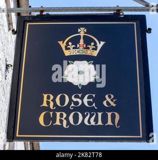 Traditionelles hängendes Pub-Schild am Rose and Crown - Pub und Hotel - Wheelgate, Malton, North Yorkshire, Yorkshire, England, VEREINIGTES KÖNIGREICH Stockfoto