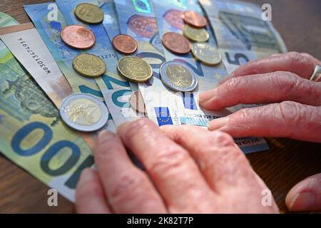 Deutschland. 20. Oktober 2022. Feature symbolisches Bild Energiepreis-Pauschale für Rentner, Hände einer alten Person kratzen Geld zusammen, Geld zählen, Geld, Haushaltsgeld, Geld ausgeben, Altersarmut, Sparmaßnahmen, Zwangsmaßnahmen, Geldmangel, Euro-Rechnungen, Geldbörse, Geldbörse, Geldbörse, Hartz IV, Energiekostenpauschale, staatliche Unterstützung, Sozialhilfe, Haushalt, Geld zählen, Lebenshaltungskosten, Ausgaben, Inflation. ?SVEN SIMON Photo Agency GmbH & Co. Press Photo KG # Princess-Luise-Str. 41 # 45479 M uelheim / R uhr # Tel 0208/9413250 # Fax. 0208/9413260 # GLS Bank # BLZ 430 609 67 # Konto 403 Stockfoto