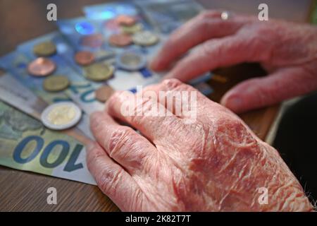 Deutschland. 20. Oktober 2022. Feature symbolisches Bild Energiepreis-Pauschale für Rentner, Hände einer alten Person kratzen Geld zusammen, Geld zählen, Geld, Haushaltsgeld, Geld ausgeben, Altersarmut, Sparmaßnahmen, Zwangsmaßnahmen, Geldmangel, Euro-Rechnungen, Geldbörse, Geldbörse, Geldbörse, Hartz IV, Energiekostenpauschale, staatliche Unterstützung, Sozialhilfe, Haushalt, Geld zählen, Lebenshaltungskosten, Ausgaben, Inflation. ?SVEN SIMON Photo Agency GmbH & Co. Press Photo KG # Princess-Luise-Str. 41 # 45479 M uelheim / R uhr # Tel 0208/9413250 # Fax. 0208/9413260 # GLS Bank # BLZ 430 609 67 # Konto 403 Stockfoto