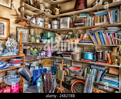 Antiquitäten, Sammlerstücke und Bric-a-brac-Gegenstände, die in einem Antiquitätengeschäft zum Verkauf angeboten werden. Stockfoto