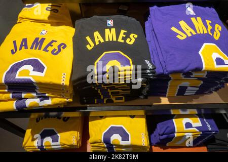 Branded Merchandise im NBA Flagship Store auf der 545 Fifth Avenue, NYC, USA 2022 Stockfoto