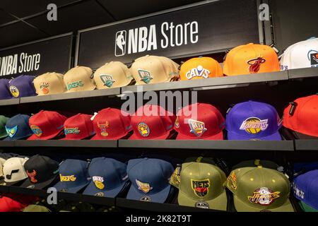 Branded Merchandise im NBA Flagship Store auf der 545 Fifth Avenue, NYC, USA 2022 Stockfoto