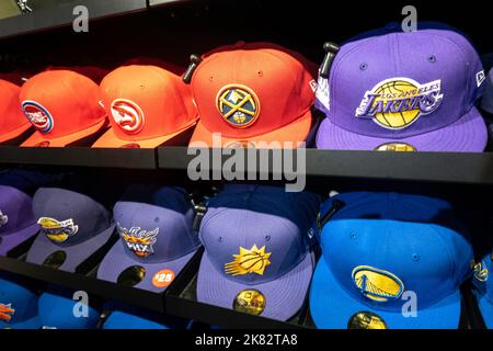 Branded Merchandise im NBA Flagship Store auf der 545 Fifth Avenue, NYC, USA 2022 Stockfoto