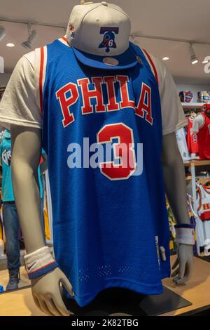 Branded Merchandise im NBA Flagship Store auf der 545 Fifth Avenue, NYC, USA 2022 Stockfoto