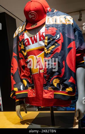 Branded Merchandise im NBA Flagship Store auf der 545 Fifth Avenue, NYC, USA 2022 Stockfoto