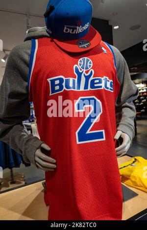 Branded Merchandise im NBA Flagship Store auf der 545 Fifth Avenue, NYC, USA 2022 Stockfoto