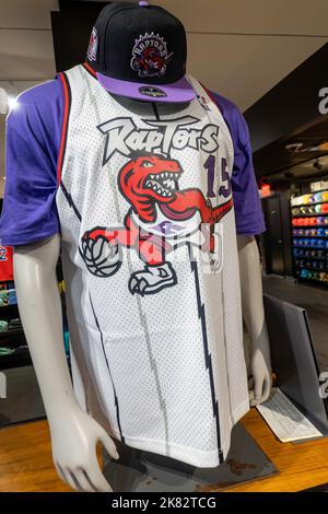 Branded Merchandise im NBA Flagship Store auf der 545 Fifth Avenue, NYC, USA 2022 Stockfoto