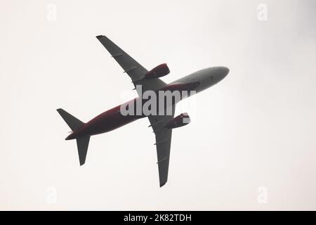 Russisches regionales Düsenflugzeug in hellem Himmel am Tag Stockfoto